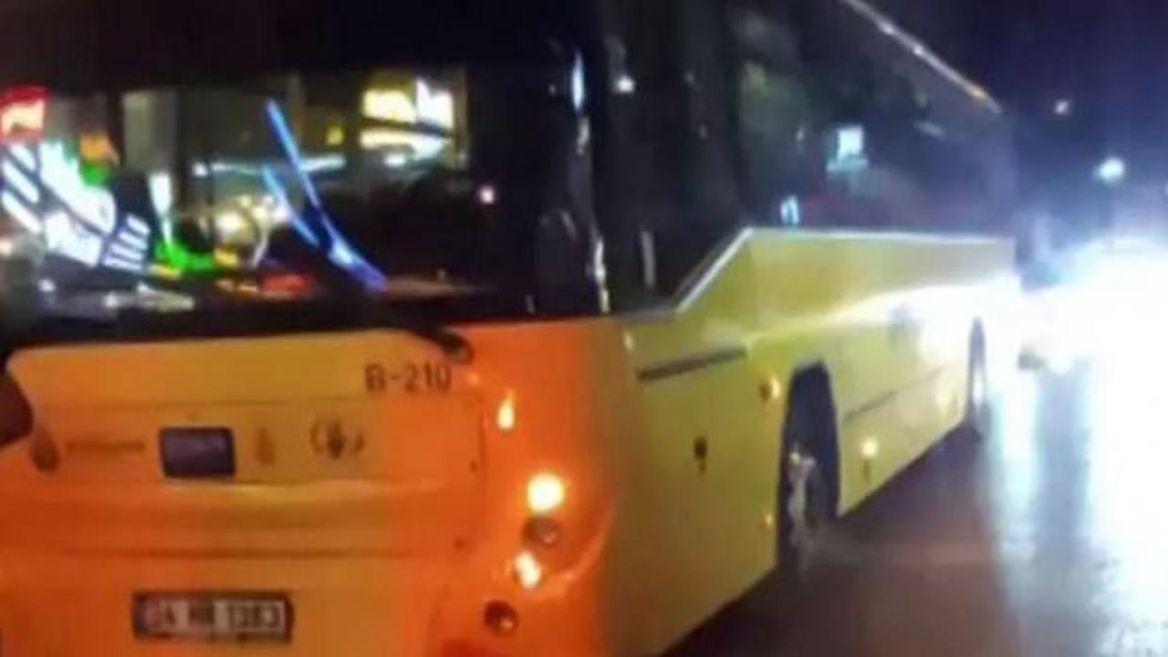 K&uuml;&ccedil;&uuml;k&ccedil;ekmece'de skandal! Alkoll&uuml; İETT şof&ouml;r&uuml; otob&uuml;s&uuml; trafikte bırakıp d&uuml;ğ&uuml;ne gitti