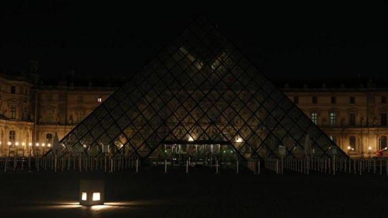 Louvre M&uuml;zesi piramidi enerji tasarrufu i&ccedil;in erken karartıldı