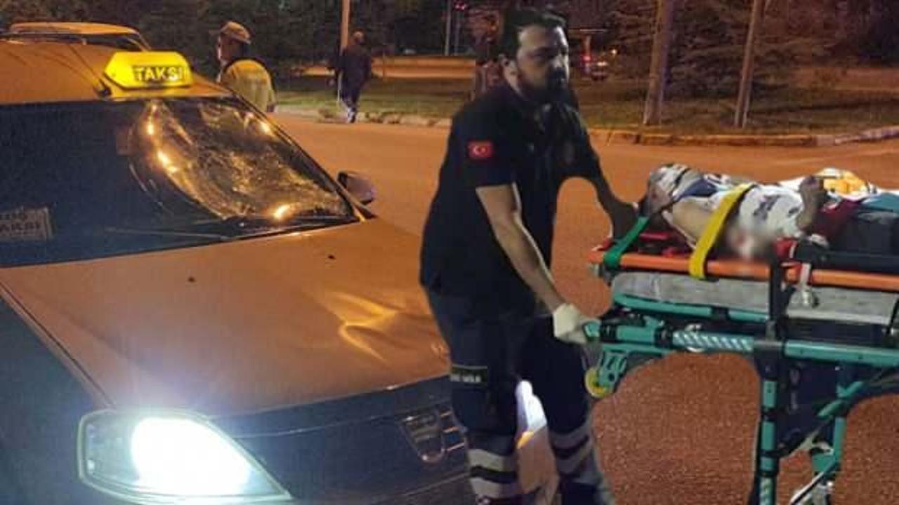 Sokak k&ouml;peklerinden ka&ccedil;ıyordu! Taksinin &ccedil;arptığı gen&ccedil; metrelerce savrulup ağır yaralandı