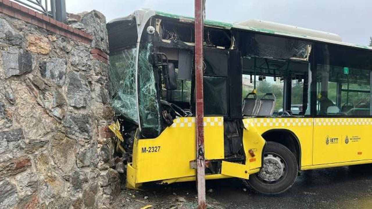 Ümraniye'de İETT otobüsü duvara çarptı: 2 kişi yaralı