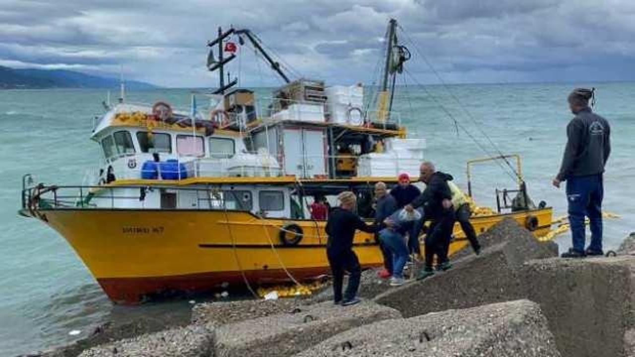 17 personeli bulunan balıkçı teknesi karaya oturdu