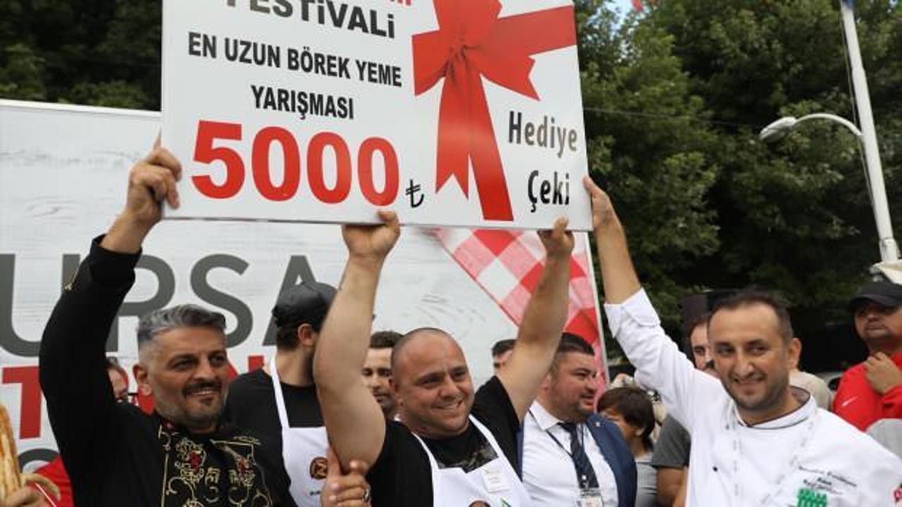 Bursa Gastronomi Festivali'nde "En uzun b&ouml;rek yeme yarışması" d&uuml;zenlendi