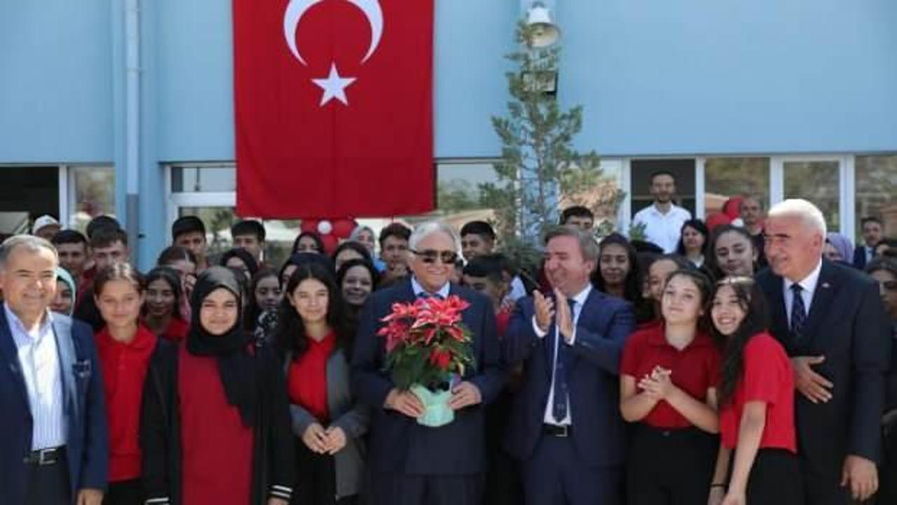 Aksaray'da hayırsever bir iş insanının yaptırdığı lise binası törenle açıldı