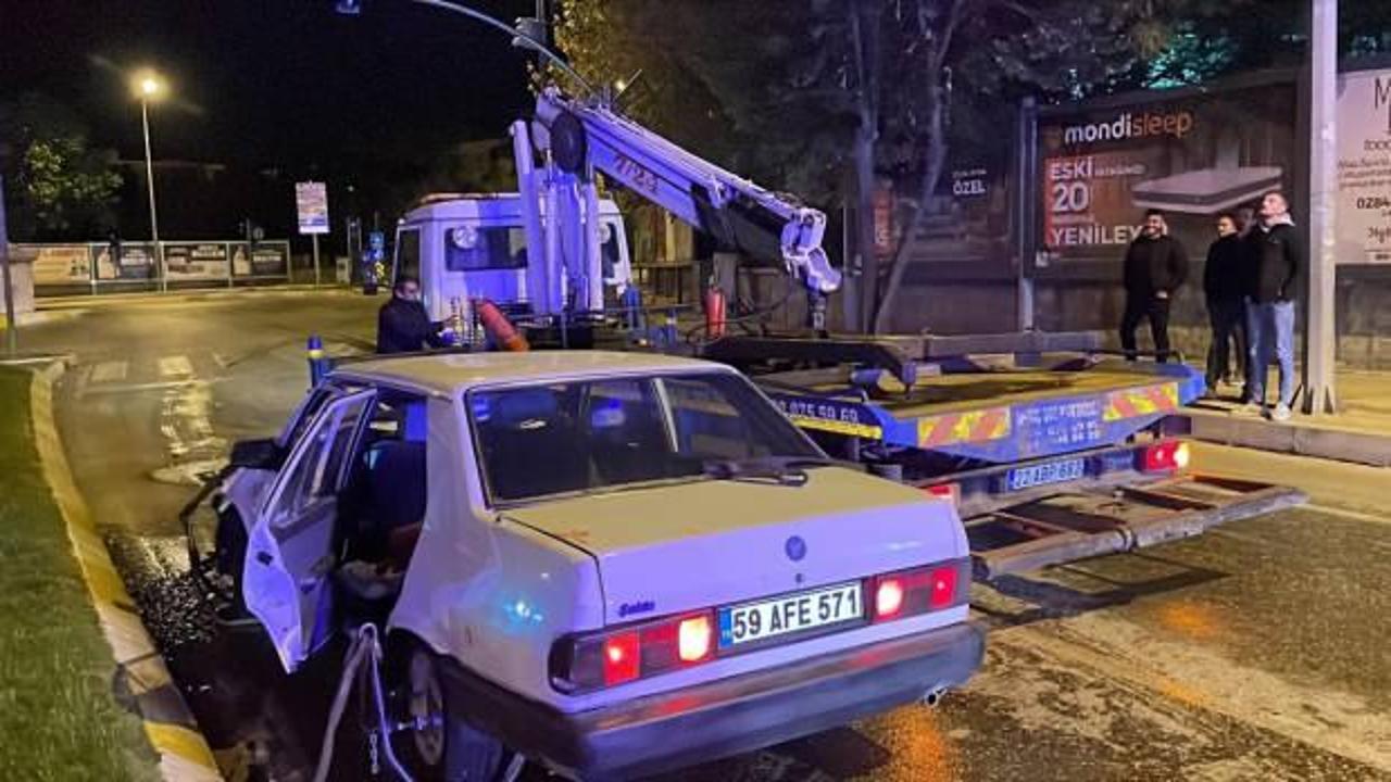 Edirne'de sulama tankerine çarpan otomobildeki 4 kişi yaralandı