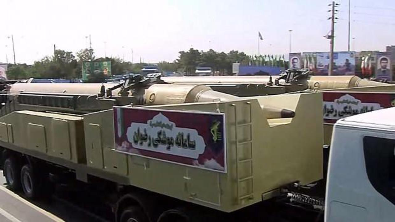 İran 1400 kilometre menzilli yeni balistik füzesini sergiledi 