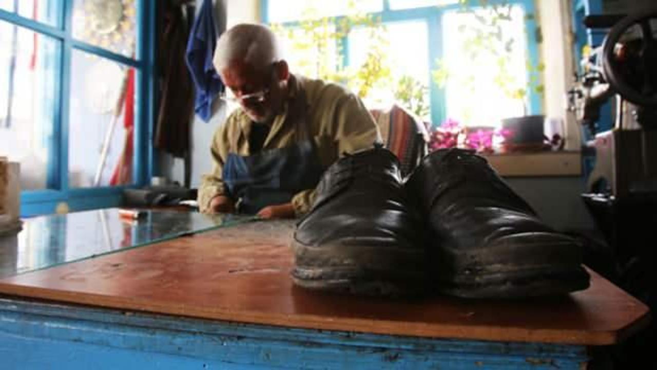 Mezunu olduğu ayakkabıcılık mesleğini tarih kokan dükkanında sürdürüyor
