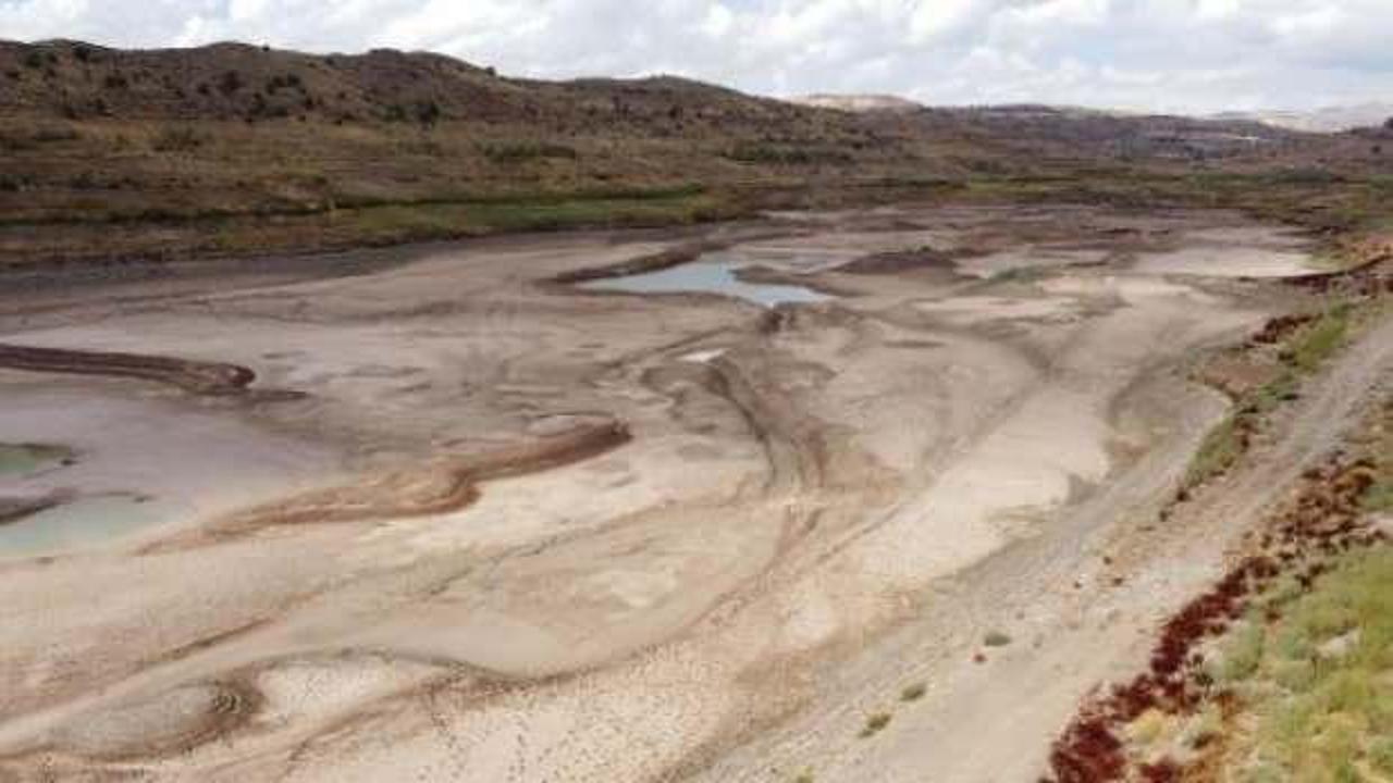 Suyu bitme noktasındaki Sivas 4 Eylül Barajı, havadan görüntülendi