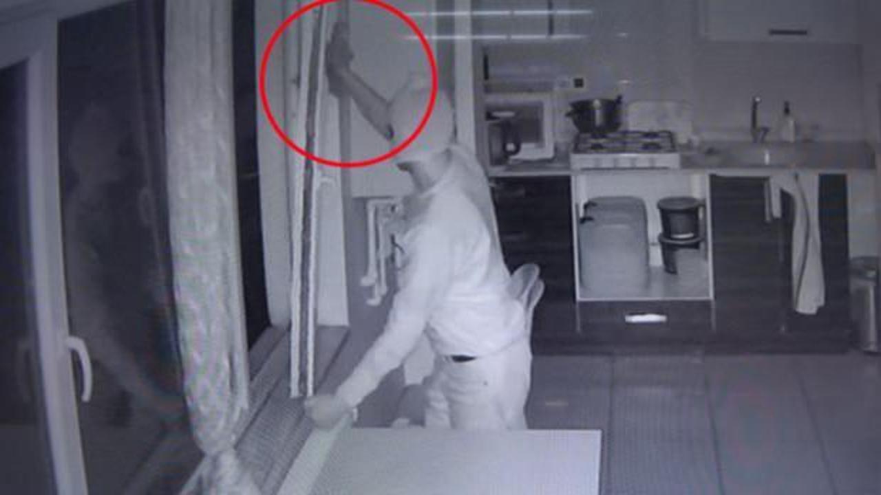 Titiz hırsız girdiği d&uuml;kkanı &ouml;nce temizledi sonra soydu