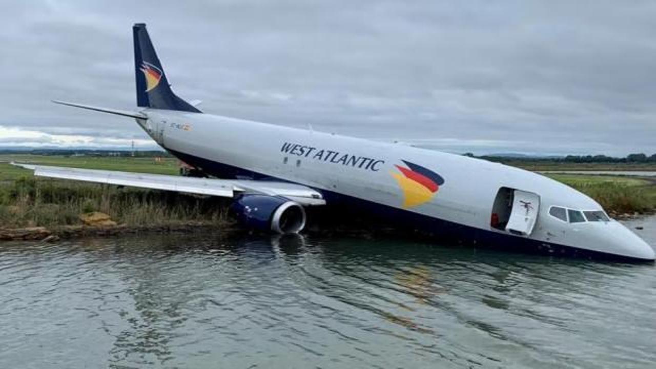 Fransa'da kargo uçağı uçağı gölete saplandı
