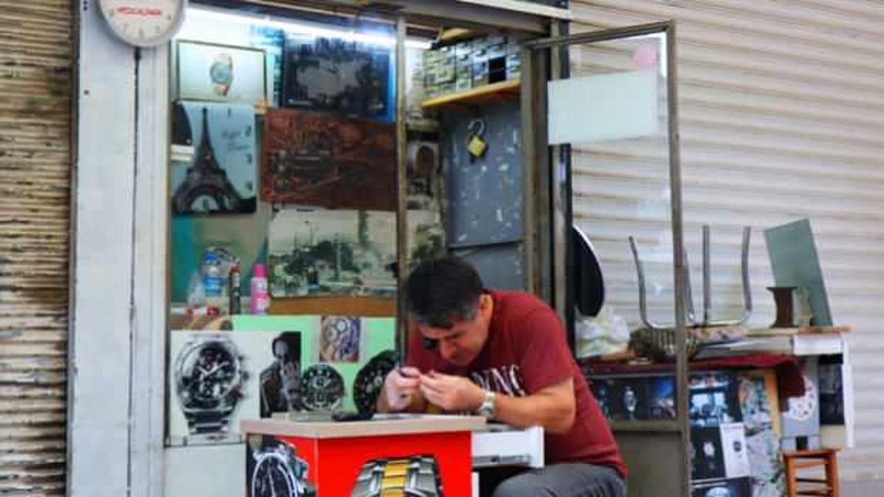 1 metrekarelik d&uuml;kkanından 35 senedir ekmek parası &ccedil;ıkarıyor