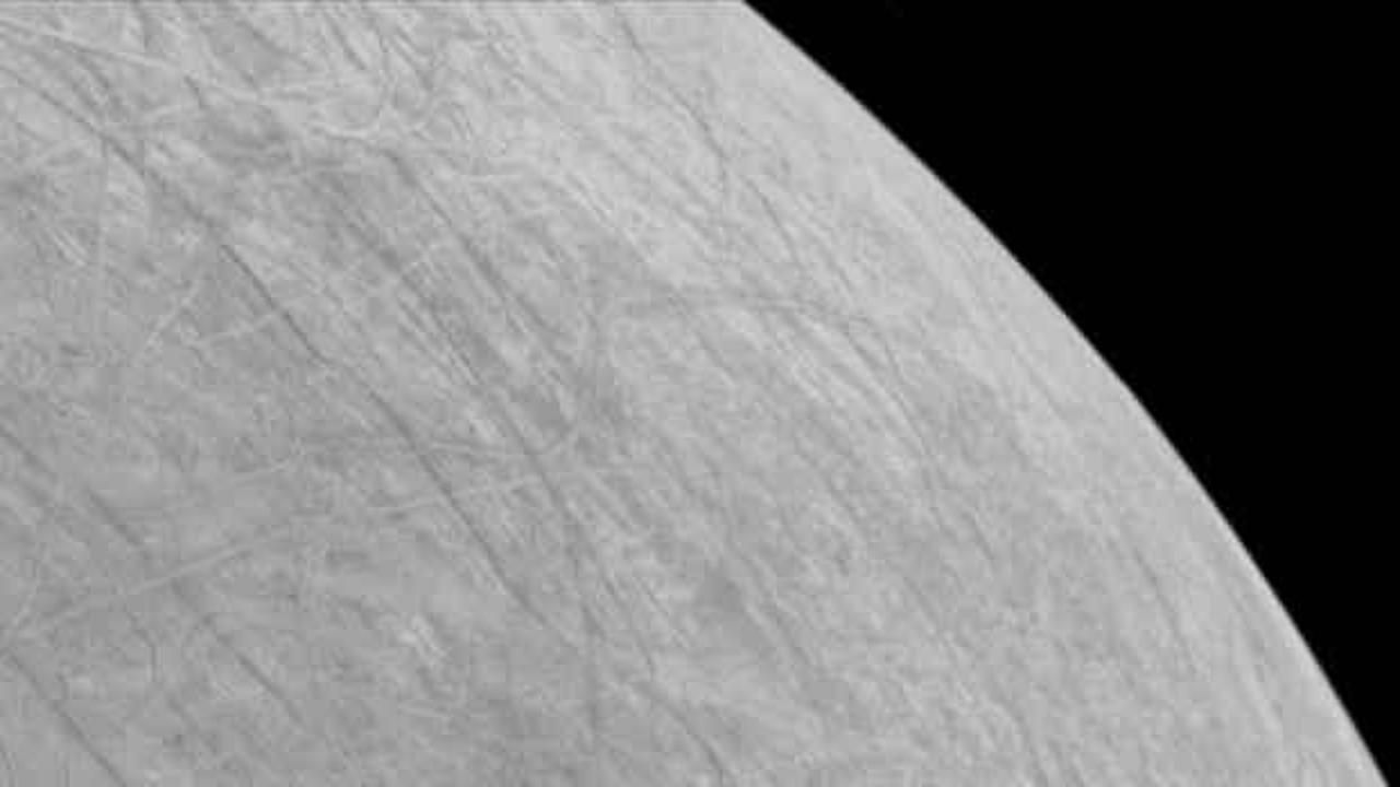 Jüpiter'in uydusu Europa ilk kez yakından görüntülendi