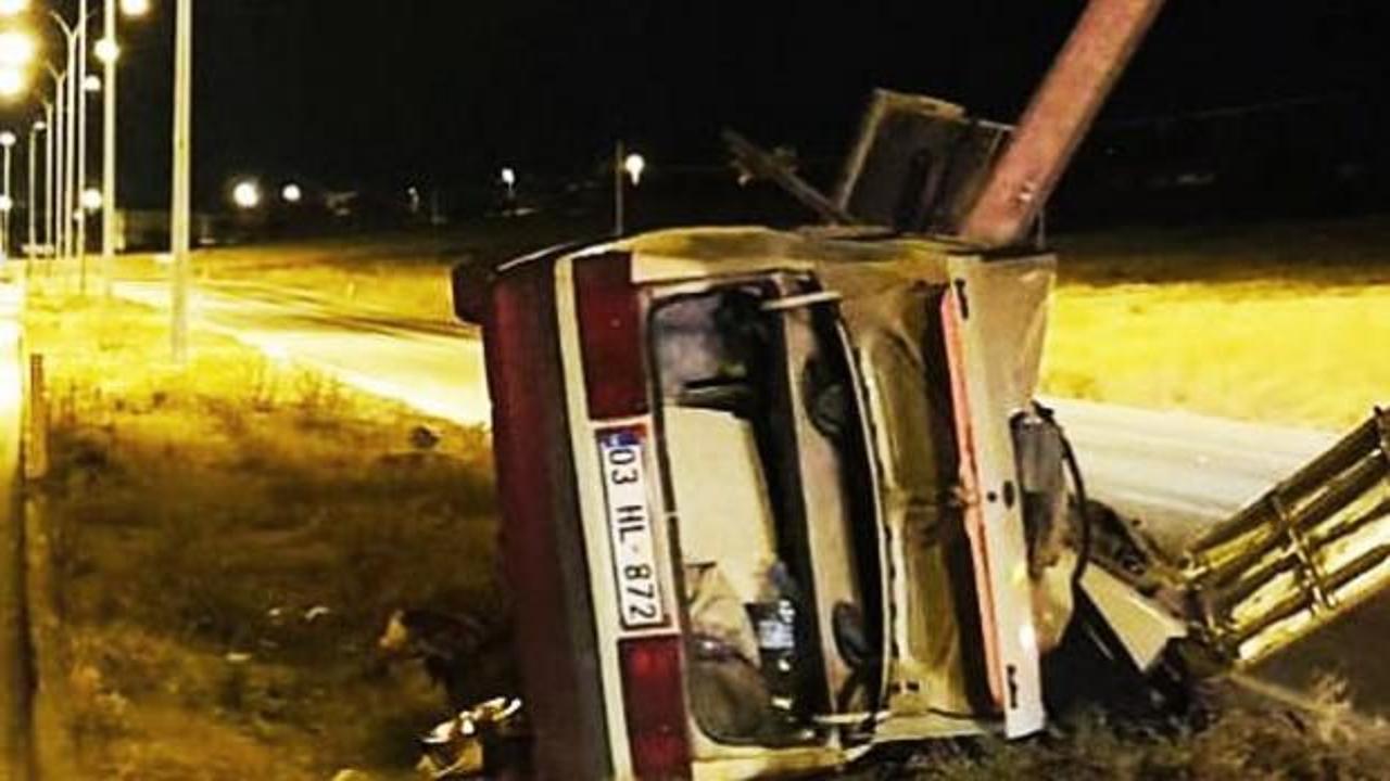  Afyonkarahisar&rsquo;da feci kaza! Aydınlatma direğine &ccedil;arpan otomobil ortadan ikiye ayrıldı