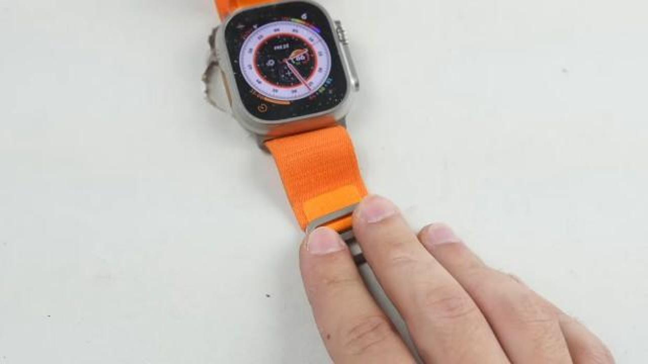 Apple Watch Ultra'ya çekiç testi! Saatten önce masa kırıldı