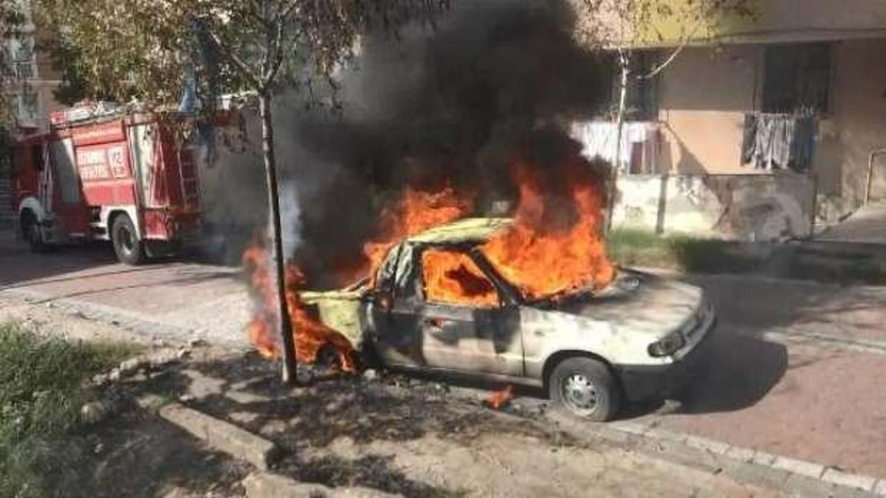  Avcılar'da 3 yıldır kullanılmayan kamyonet alev alev yandı