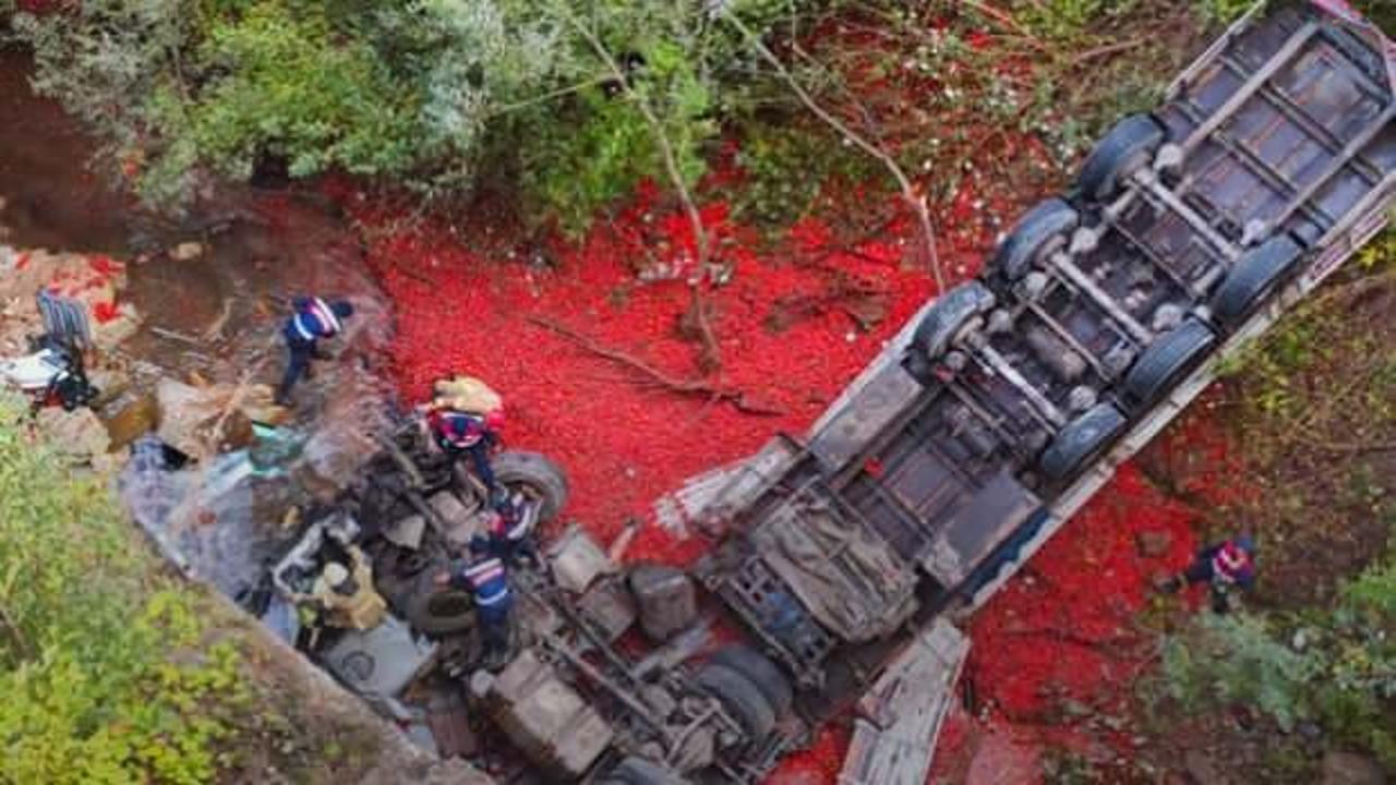 Bursa&rsquo;da korkun&ccedil; kaza! Domates y&uuml;kl&uuml; TIR viyad&uuml;kten dereye u&ccedil;tu: 1 &ouml;l&uuml; 1 ağır yaralı