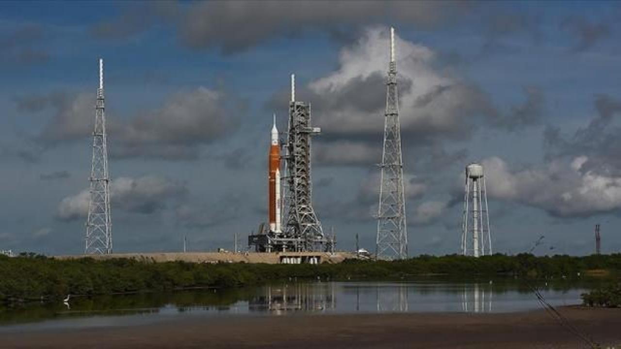 Bir sonraki deneme Kasım'da! NASA, Artemis I görevinde kullanacağı roketi hangara çekti