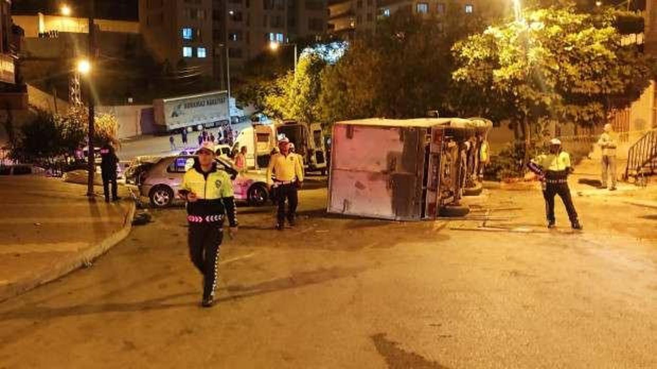 Park halindeki ara&ccedil;lara &ccedil;arparak devrilen kamyonun şof&ouml;r&uuml; ezilerek can verdi