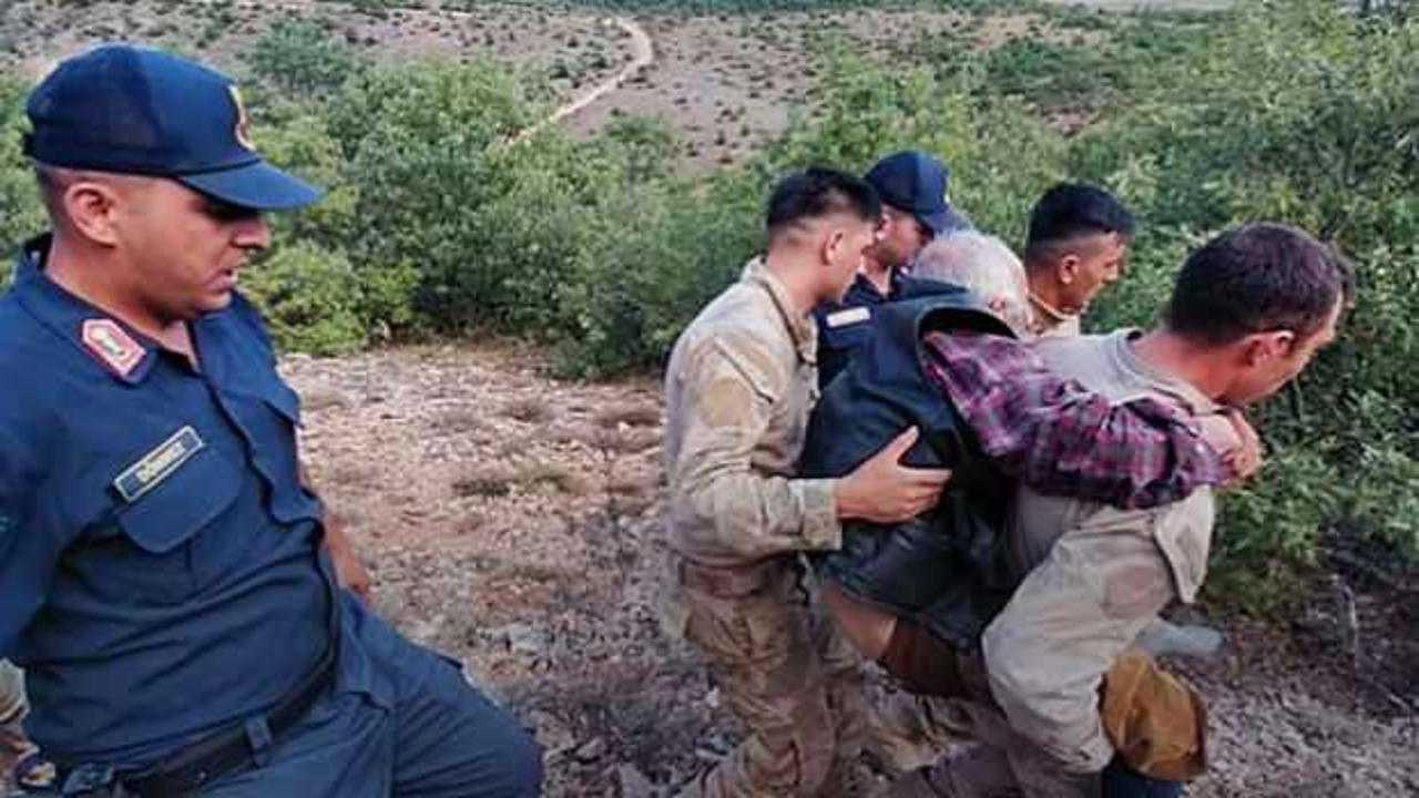 Tokat’ta 2 gündür kayıptı! Yaşlı amca bulunduğu yerden Mehmetçiğin sırtında kurtarıldı