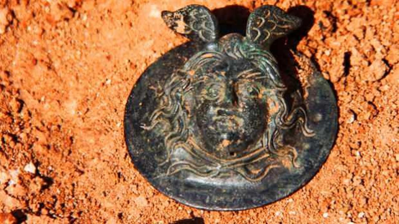 Adıyaman&rsquo;da tarihi keşif! Roma d&ouml;nemine ait 1800 yıllık Medusa kabartmalı madalya bulundu
