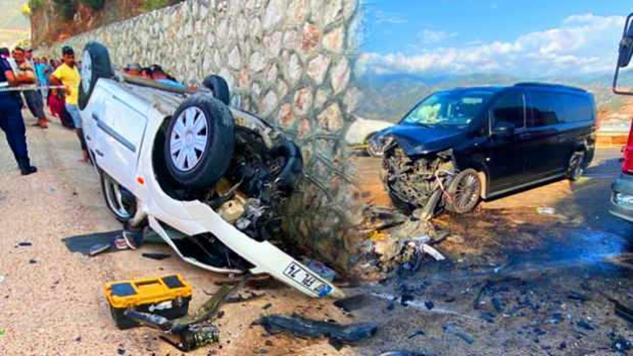 Minib&uuml;s ile otomobilin kafa kafaya &ccedil;arpıştığı kazada dede ve 2 yaşındaki torun &ouml;ld&uuml;