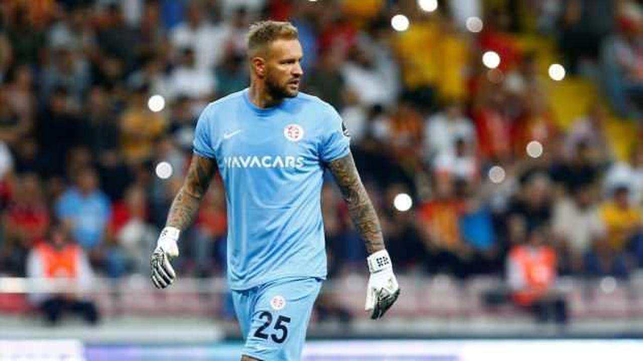 Antalyaspor'da iki oyuncu ma&ccedil; kadrosundan &ccedil;ıkarıldı