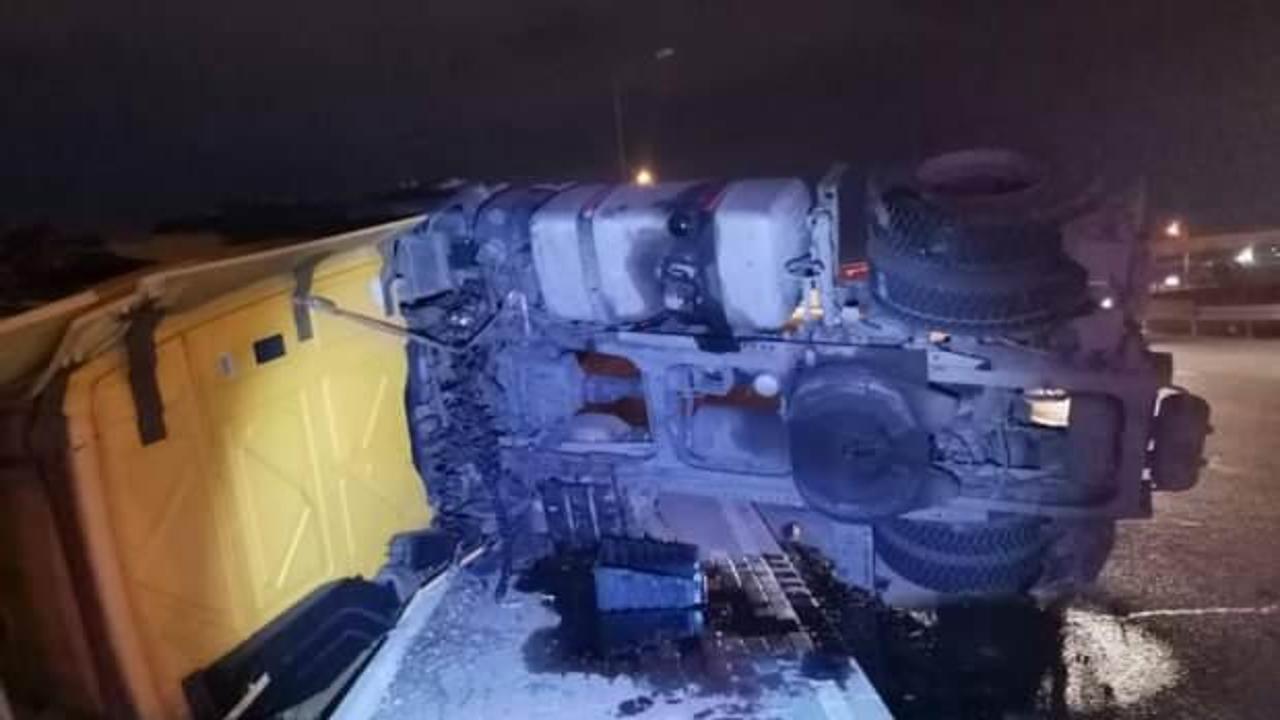 Gebze'de refüje çarpan kamyon yan yattı: 2 yaralı