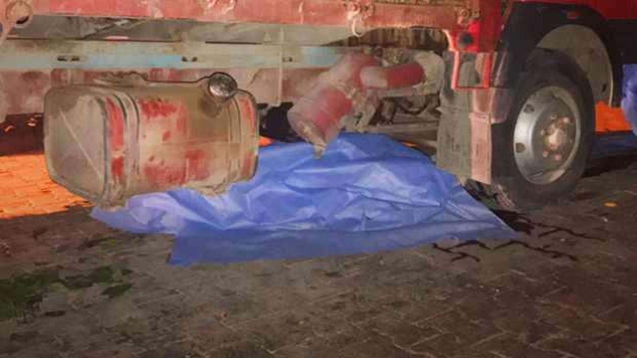 Geriye giden kamyonun &ccedil;arptığı yaşlı adam ezilerek feci şekilde can verdi