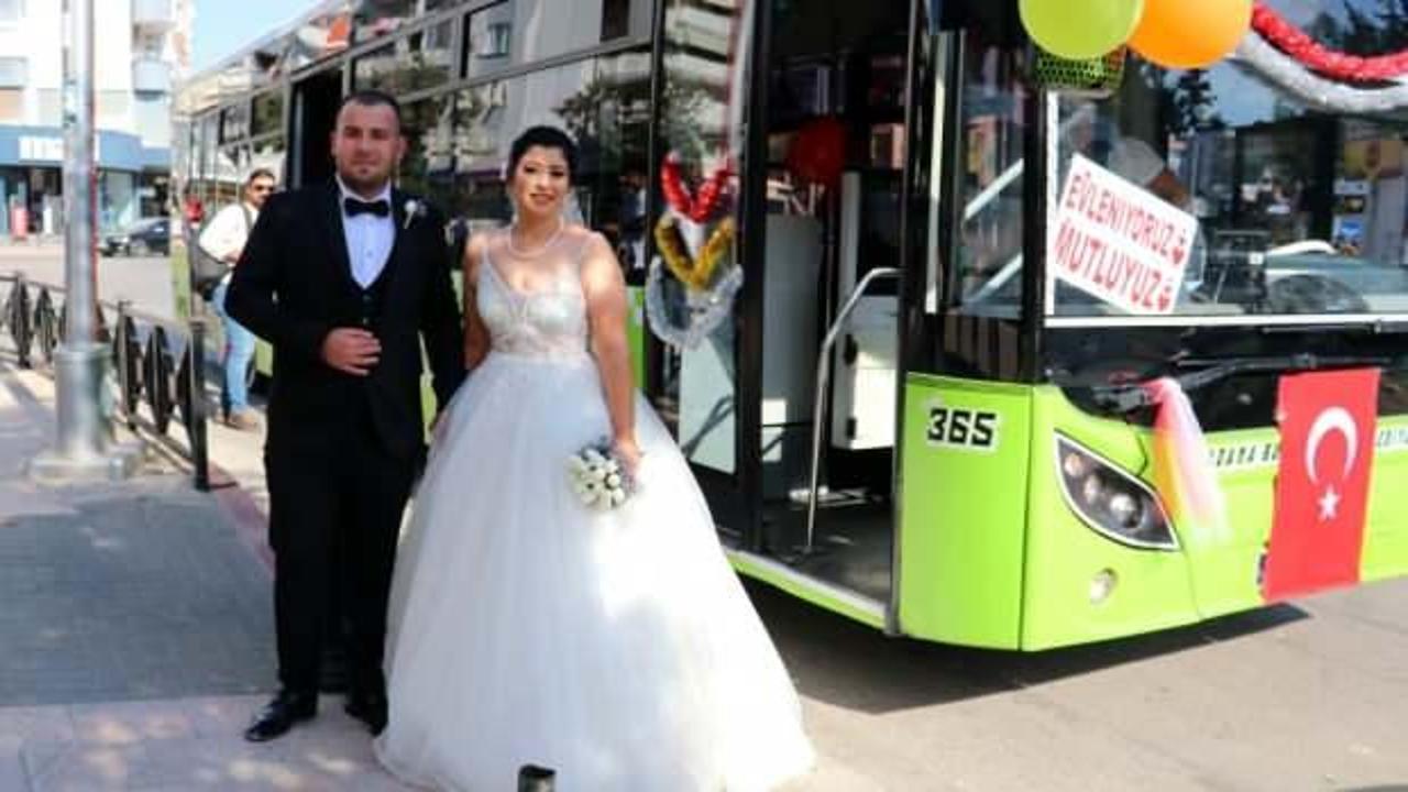 Hayalini ger&ccedil;ekleştirdi, kullandığı otob&uuml;s gelin arabası oldu