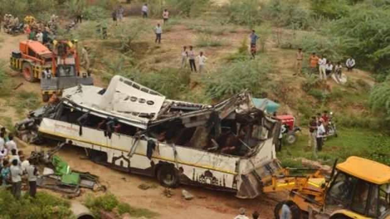 Hindistan'da otobüs uçuruma yuvarlandı: 32 ölü 