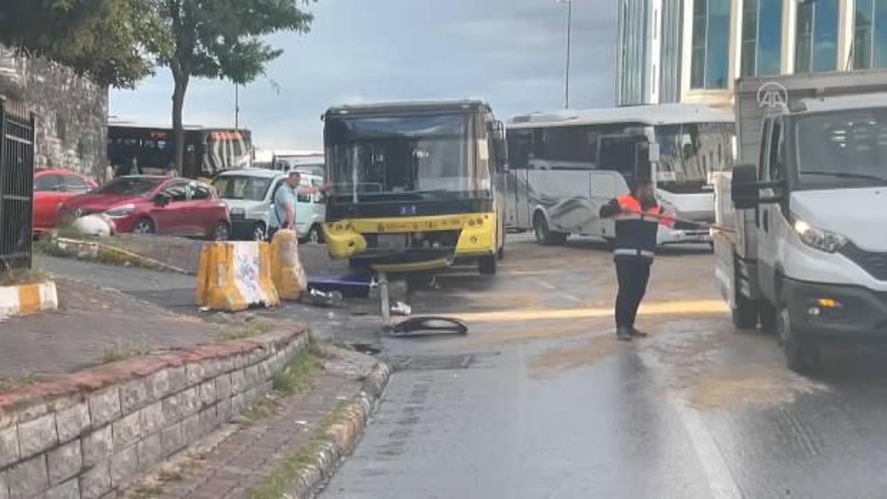 İETT otobüsü yakıt dökülen yolda kayıp direğe çarptı