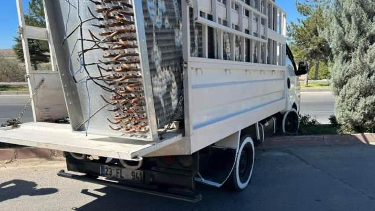 Kamyonete y&uuml;kleyip ka&ccedil;arken yakalandılar! Değeri tam 1 milyon TL