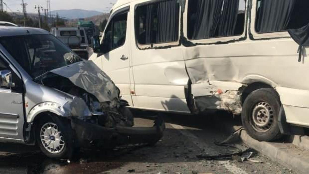 Ankara'da iş&ccedil;i servisi ticari ara&ccedil;la &ccedil;arpıştı: 10 yaralı   