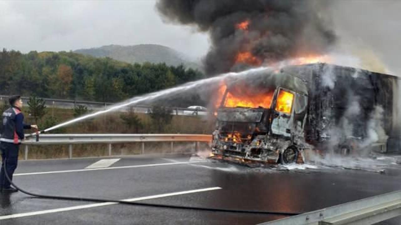 Bolu'da tavuk eti y&uuml;kl&uuml; tır alev alev yandı!