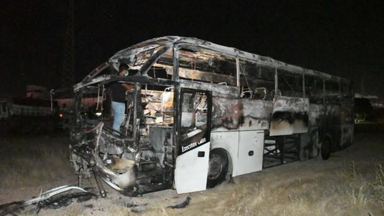 Pakistan'da yolcu otob&uuml;s&uuml; alev aldı: 18 &ouml;l&uuml;