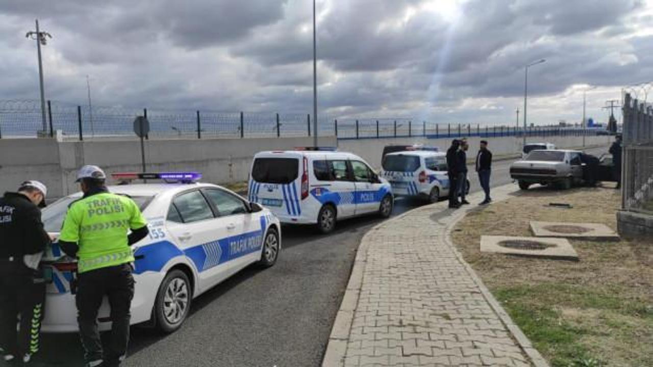 Polis denetiminden ka&ccedil;arken kaza yapan ara&ccedil;taki uyuşturucular yola sa&ccedil;ıldı