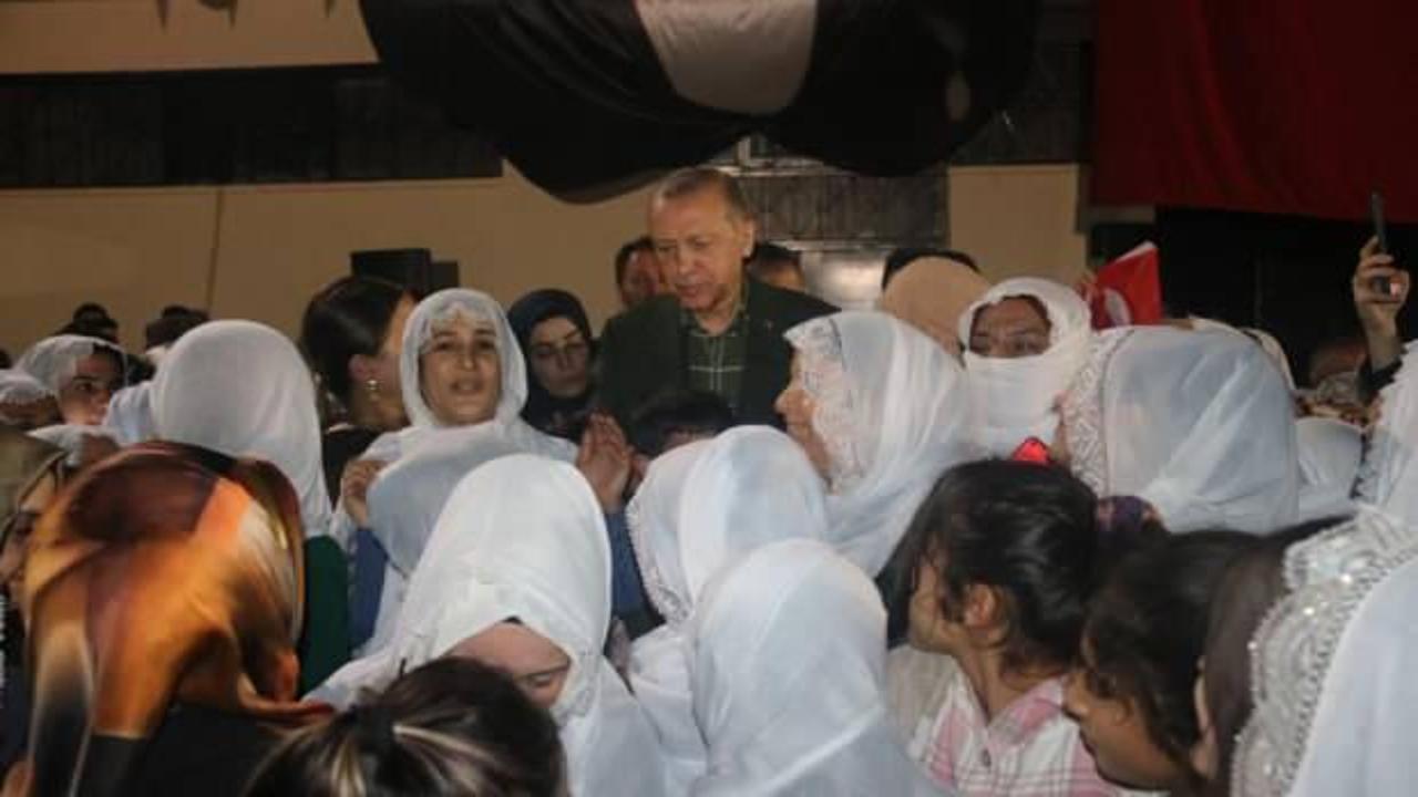 Cumhurbaşkanı Erdoğan, Silvan&rsquo;da Turgut &Ouml;zal&rsquo;ın ziyaret ettiği aile ile bir araya geldi