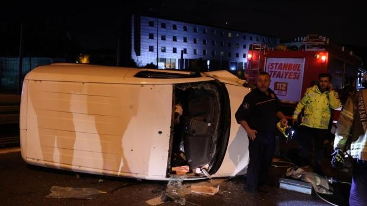 İstanbul'da otomobile &ccedil;arpıp devrilen hafif ticari aracın s&uuml;r&uuml;c&uuml;s&uuml; yaralandı