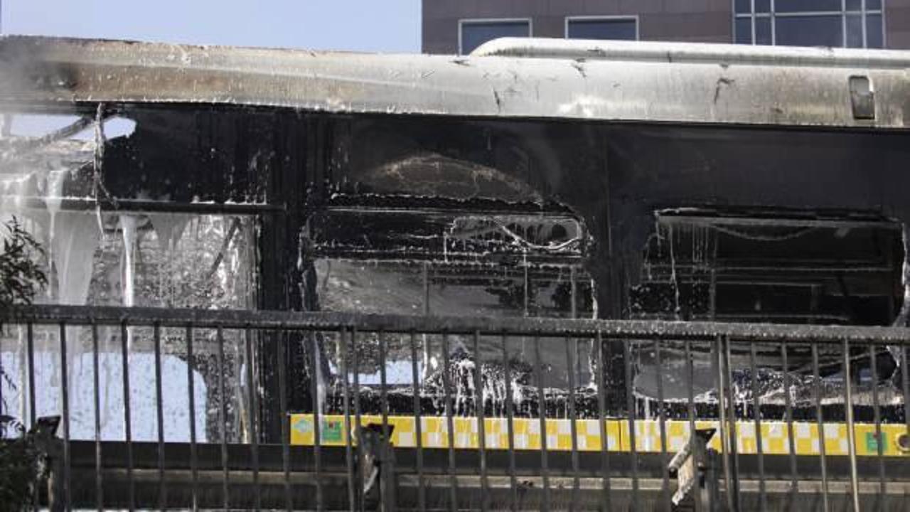 Son Dakika: Beşiktaş'ta İETT otobüsü alev alev yandı!