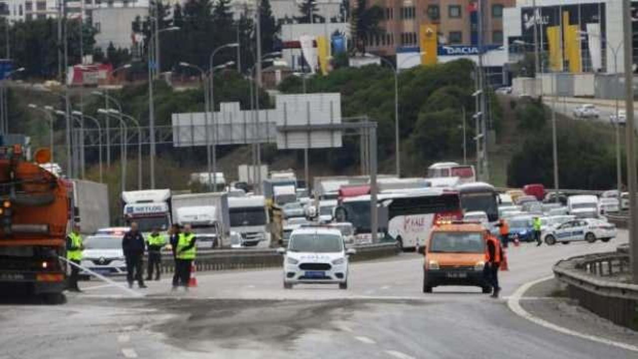 Yola beton harcı d&ouml;k&uuml;ld&uuml;, TEM Otoyolu trafiğe kapandı