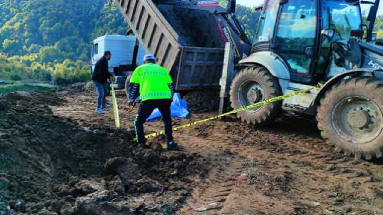 Başı damperin kapağına sıkışan kamyoncunun feci &ouml;l&uuml;m&uuml;