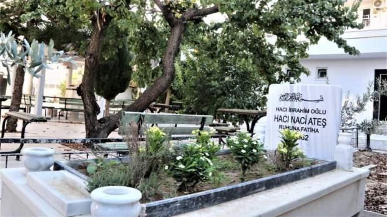 Cami avlusuna yaptırdığı kendi mezarına g&ouml;z&uuml; gibi bakıyor