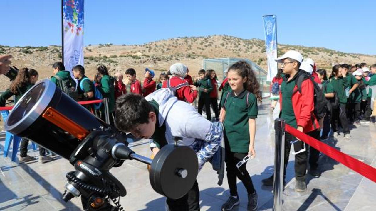 Gaziantepliler, güneş tutulmasını Fırat'ın incisi Rumkale'de ilgiyle gözlemledi