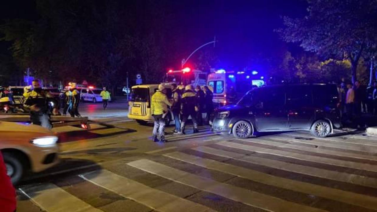 Kocaeli'de polis arabası ile hafif ticari ara&ccedil; &ccedil;arpıştı: 2&rsquo;si polis 5 yaralı