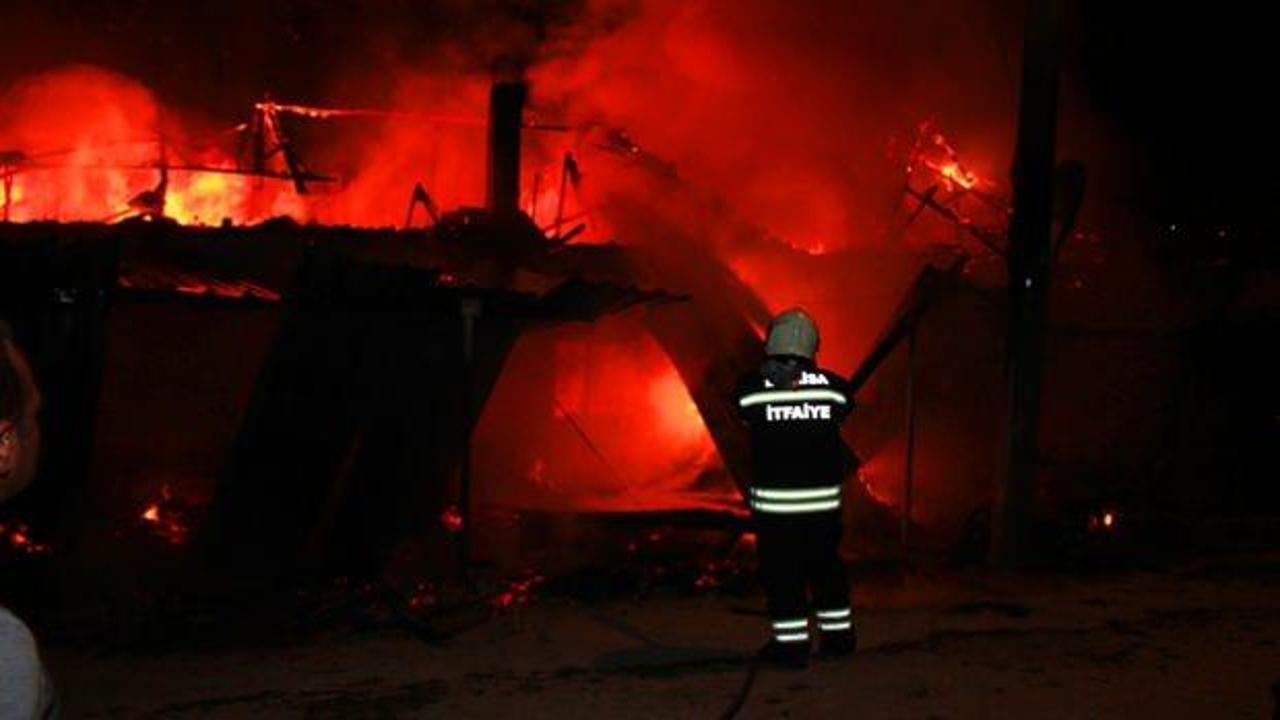 Komşu iki kardeşin acı günü: Misafirlikteyken evleri yanarak kül oldu