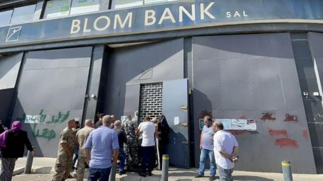 Parasını &ccedil;ekemeyen vatandaş banka &ccedil;alışanlarını rehin aldı: L&uuml;bnan karıştı