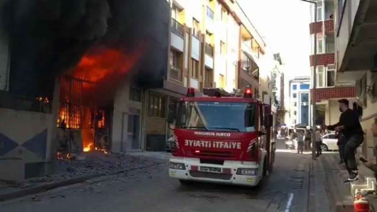 Sultangazi'de işyerinde yangın: Alevler y&uuml;kseldi