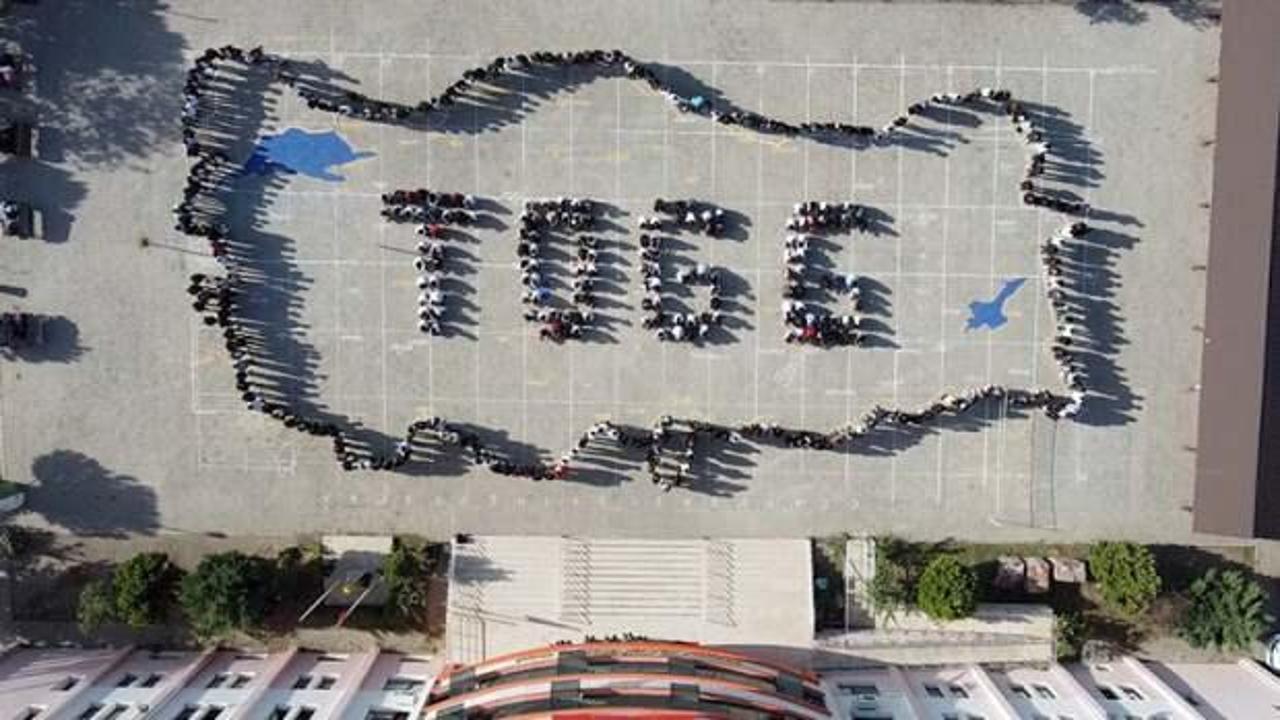 Osmaniye'de &ouml;ğrencilerden "TOGG" yazısı ve "ay yıldız" koreografisi
