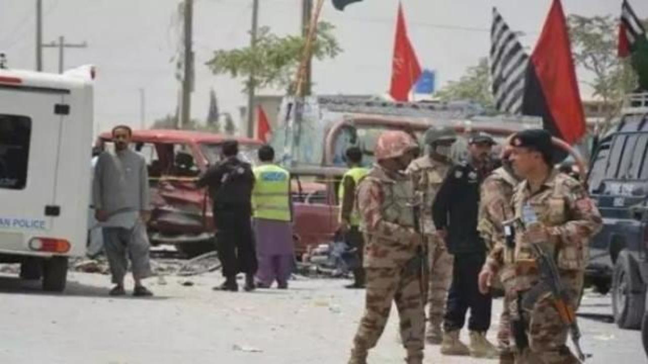 Pakistan'da soyguncular 5 polisi öldürdü