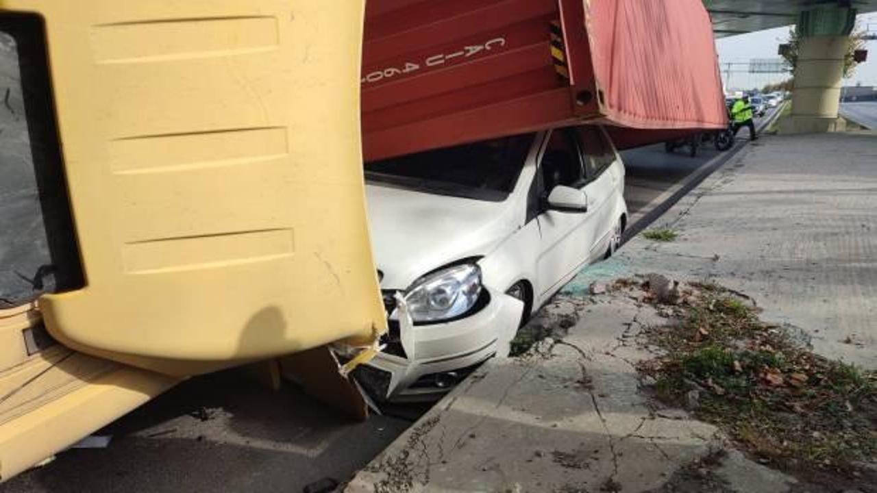 Son Dakika: Bakırköy'de feci kaza: Tır, otomobilin üzerine devrildi!