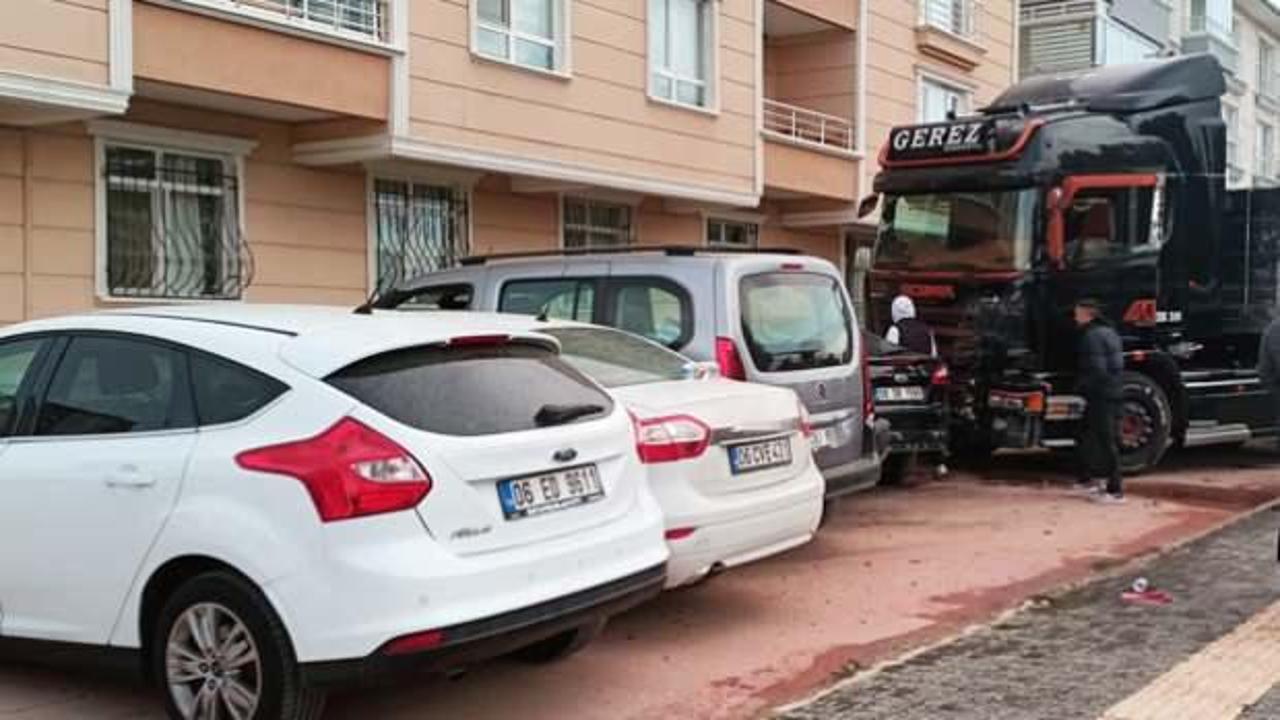 Ankara&rsquo;da feci kaza: Kontrol&uuml;n&uuml; kaybeden TIR park halindeki 8 araca daldı